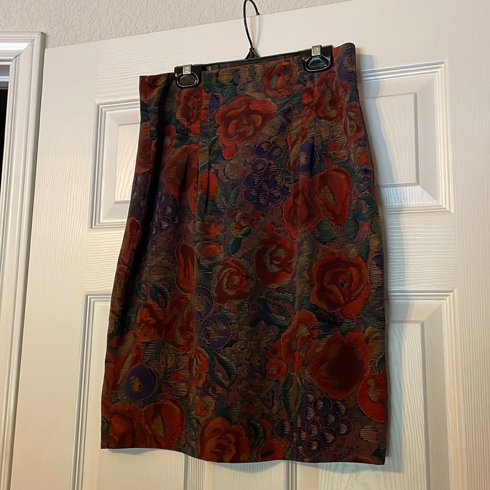 Gorgeous floral print, size 4 pleated zip back skirt